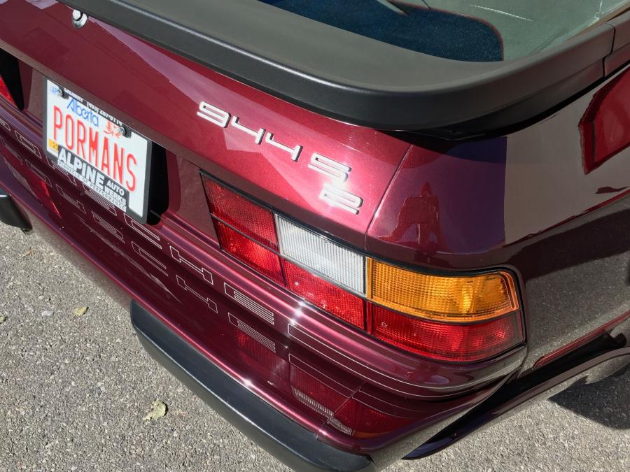Детали экстерьера Porsche 944 S2 Red Pearl 1990 года  (фото 25 из 86)